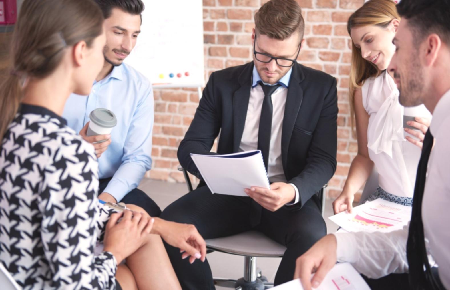 Espace de formation moderne avec ordinateurs et supports pédagogiques